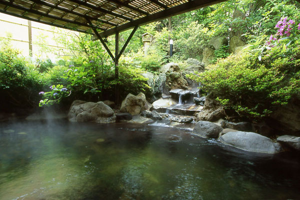 旅の疲れを癒す露天温泉風呂