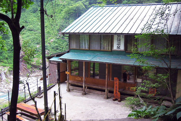 旅館正面　築100年を越える建物をそのまま利用しております